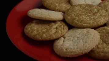 Plano cinematográfico giratorio de galletas en un plato - Cookies 135 video