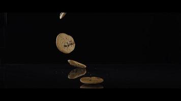 fallende Kekse von oben auf eine reflektierende Oberfläche - Kekse 019 video