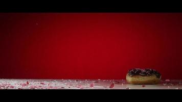 Valentinstag Donuts mit fallenden Streuseln - Donuts 017 video