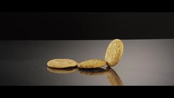 biscotti che cadono dall'alto su una superficie riflettente - biscotti 209 video