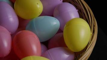 colpo rotante di decorazioni pasquali e caramelle in erba pasquale colorata - pasqua 028 video