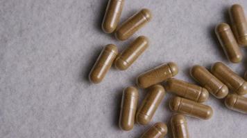 girato stock footage rotante di vitamine e pillole - vitamine 0027