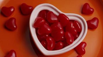 rotierende Stock Footage Aufnahme von Valentinstag Dekorationen und Süßigkeiten - Valentinstag 0078 video
