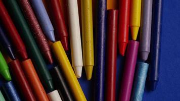 Tir rotatif de crayons de cire de couleur pour le dessin et l'artisanat - crayons 025 video