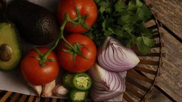 Foto giratoria de hermosas verduras frescas sobre una superficie de madera - barbacoa 116 video