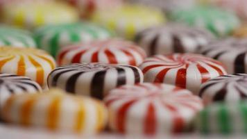 foto rotativa de uma mistura colorida de vários doces duros - doces misturados 031 video
