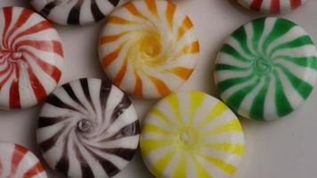 Foto giratoria de una colorida mezcla de varios caramelos duros - Candy Mixed 006 video