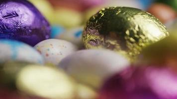 colpo rotante di caramelle colorate di Pasqua su un letto di erba di Pasqua - Pasqua 196 video