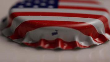 Foto giratoria de tapas de botellas con la bandera estadounidense impresa en ellas - tapas de botellas 021 video