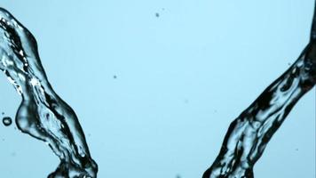 acqua che versa e spruzza in ultra slow motion (1.500 fps) su una superficie riflettente - l'acqua versa 027 video