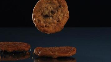 biscotti che cadono e rimbalzano in ultra slow motion (1.500 fps) su una superficie riflettente - cookies phantom 067 video