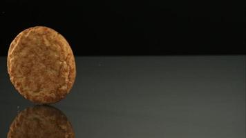 biscotti che cadono e rimbalzano in ultra slow motion (1.500 fps) su una superficie riflettente - cookies phantom 103 video