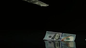 banconote americane da $ 100 che cadono su una superficie riflettente - fantasma di denaro 087 video