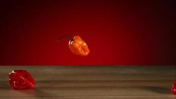 peperoni che cadono e rimbalzano in ultra slow motion (1.500 fps) su una superficie riflettente - bouncing peppers phantom 001 video