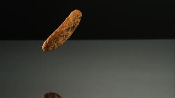 biscotti che cadono e rimbalzano in ultra slow motion (1.500 fps) su una superficie riflettente - cookies phantom 091 video