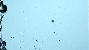água derramando e espirrando em câmera ultra lenta (1.500 fps) em uma superfície reflexiva - água derrama 174 video