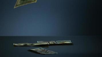 American $ 100 billetes cayendo sobre una superficie reflectante - Money Phantom 084 video