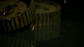 vonken met versnellingen in ultra slow motion (1500 fps) op een reflecterend oppervlak - sparks w gears 021 video