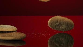 koekjes vallen en stuiteren in ultra slow motion (1500 fps) op een reflecterend oppervlak - cookies phantom 048 video