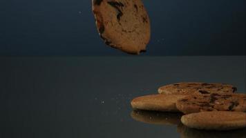 koekjes vallen en stuiteren in ultra slow motion (1500 fps) op een reflecterend oppervlak - cookies phantom 126 video