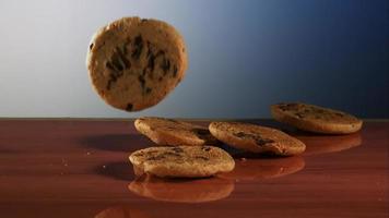 biscoitos caindo e quicando em ultra slow motion (1.500 fps) em uma superfície reflexiva - cookies fantasma 019 video