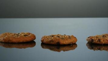 biscotti che cadono e rimbalzano in ultra slow motion (1.500 fps) su una superficie riflettente - cookies phantom 076 video