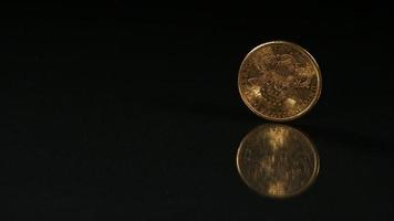 moneda de oro girando en cámara ultra lenta (1,500 fps) sobre una superficie reflectante - moneda fantasma 005 video