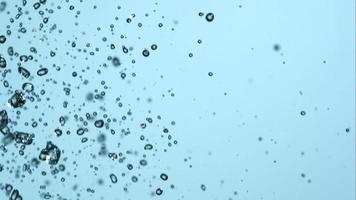 vatten häller och stänker i ultra slow motion (1500 fps) på en reflekterande yta - vatten häller 090 video