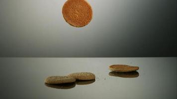 biscotti che cadono e rimbalzano in ultra slow motion (1.500 fps) su una superficie riflettente - cookies phantom 041 video