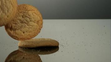 koekjes vallen en stuiteren in ultra slow motion (1500 fps) op een reflecterend oppervlak - cookies phantom 042 video