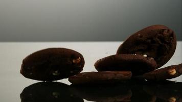 biscotti che cadono e rimbalzano in ultra slow motion (1.500 fps) su una superficie riflettente - cookies phantom 080 video