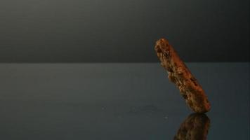 Kekse fallen und springen in Ultra-Zeitlupe (1.500 fps) auf eine reflektierende Oberfläche - Kekse Phantom 061 video