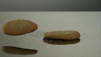 koekjes vallen en stuiteren in ultra slow motion (1500 fps) op een reflecterend oppervlak - cookies phantom 044 video