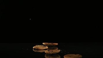 kakor som faller och studsar i ultra slow motion (1500 fps) på en reflekterande yta - cookies phantom 004 video