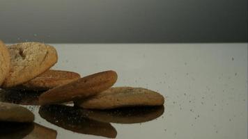 biscotti che cadono e rimbalzano in ultra slow motion (1.500 fps) su una superficie riflettente - cookies phantom 043 video