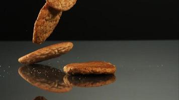 koekjes vallen en stuiteren in ultra slow motion (1500 fps) op een reflecterend oppervlak - cookies phantom 092 video