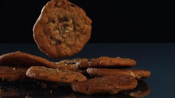 koekjes vallen en stuiteren in ultra slow motion (1500 fps) op een reflecterend oppervlak - cookies phantom 070 video