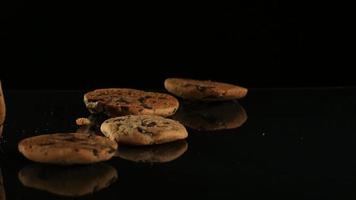 biscoitos caindo e quicando em ultra slow motion (1.500 fps) em uma superfície reflexiva - cookies fantasma 006 video