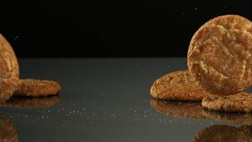 koekjes vallen en stuiteren in ultra slow motion (1500 fps) op een reflecterend oppervlak - cookies phantom 111 video