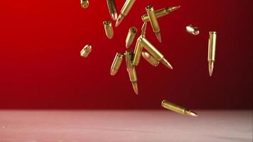 kogels vallen en stuiteren in ultra slow motion (1500 fps) op een reflecterend oppervlak - bullets phantom 022