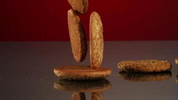 biscotti che cadono e rimbalzano in ultra slow motion (1.500 fps) su una superficie riflettente - cookies phantom 098 video