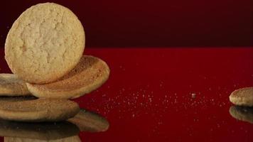 biscoitos caindo e quicando em ultra slow motion (1.500 fps) em uma superfície reflexiva - cookies fantasma 049 video