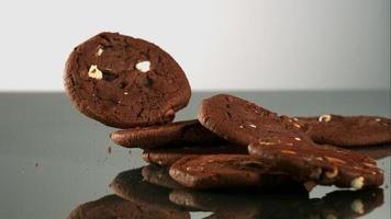 biscotti che cadono e rimbalzano in ultra slow motion (1.500 fps) su una superficie riflettente - cookies phantom 082 video