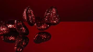 décorations de la Saint-Valentin tombant et rebondissant au ralenti (1500 ips) sur une surface réfléchissante - valentines phantom 002