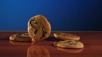 biscotti che cadono e rimbalzano in ultra slow motion (1.500 fps) su una superficie riflettente - cookies phantom 017 video