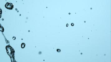 Wasser gießt und spritzt in Ultra-Zeitlupe (1.500 fps) auf eine reflektierende Oberfläche - Wasser gießt 060 video