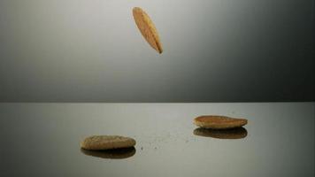 koekjes vallen en stuiteren in ultra slow motion (1500 fps) op een reflecterend oppervlak - cookies phantom 040 video