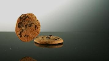 biscotti che cadono e rimbalzano in ultra slow motion (1.500 fps) su una superficie riflettente - cookies phantom 008 video