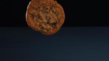 biscotti che cadono e rimbalzano in ultra slow motion (1.500 fps) su una superficie riflettente - cookies phantom 066 video