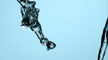 acqua che versa e schizza in ultra slow motion (1.500 fps) su una superficie riflettente - l'acqua versa 181 video